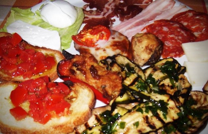 Piatto misto, bruschette, salumi, formaggi e verdure