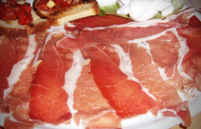 piatto prosciutto crudo, mozzarella e bruschetta
